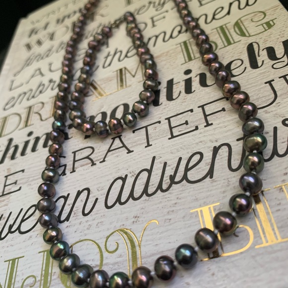 Beautiful iridescent necklace and bracelet combo - Picture 3 of 6